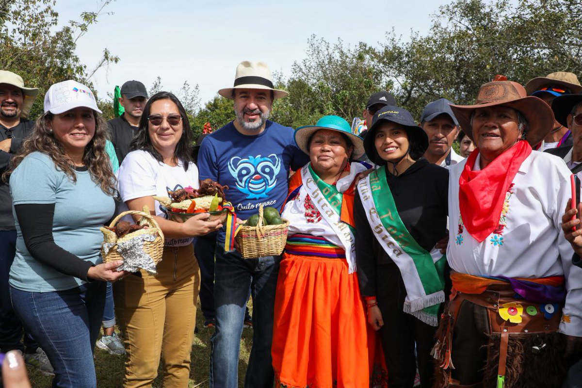 MunicipioQuito's tweet image. ⛏️#DoMinga | El alcalde de Quito, @pabelml, en la comuna Tola Chica de Tumbaco, desde el cerro Ilaló, participa junto a los vecinos del sector en esta gran minga para prevenir los incendios forestales.

#QuitoRenace