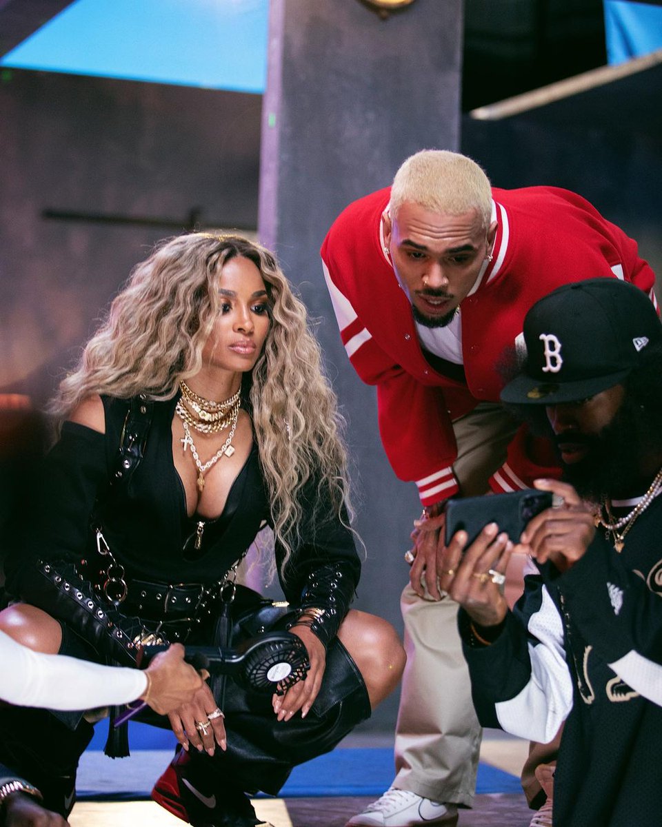 thewilsonsdaily's tweet image. Ciara and Chris Brown #HowWeRoll BTS.