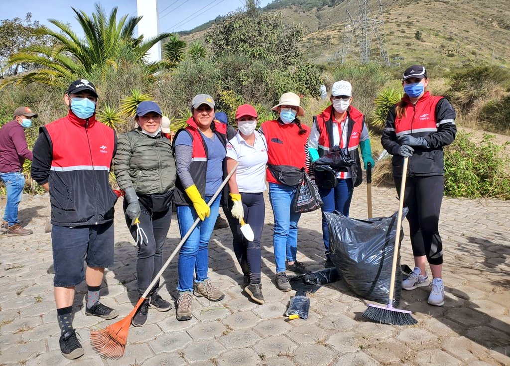 MetrodeQuito's tweet image. 🧹#DoMinga | El Metro de Quito se suma al trabajo comunitario en el cerro Casitagua para dejarlo más limpio y que sea un lugar más seguro, evitando los incendios forestales en este verano. 🔥🪁

#QuitoRenace