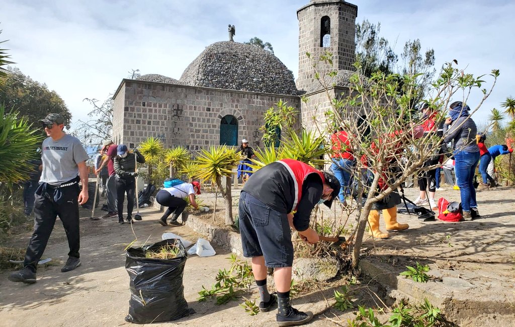 MetrodeQuito's tweet image. 🧹#DoMinga | El Metro de Quito se suma al trabajo comunitario en el cerro Casitagua para dejarlo más limpio y que sea un lugar más seguro, evitando los incendios forestales en este verano. 🔥🪁

#QuitoRenace
