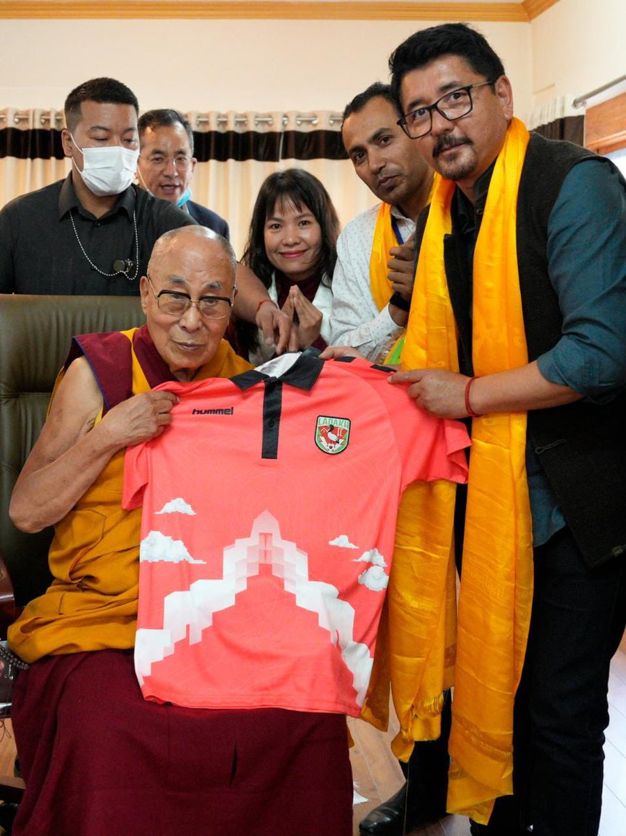 LAHDC_LEH's tweet photo. His Holiness the 14th @DalaiLama launches official jersey of @1LadakhFC in presence of CEC @tashi_gyalson, Secy @Ravinder_Dangi1 &amp; @ladakhfootball1 officials. 

His Holiness graciously blessed the officials &amp; extended his best wishes for their future endeavors.

@DIPR_Leh https://t.co/ZcYWylw6aX