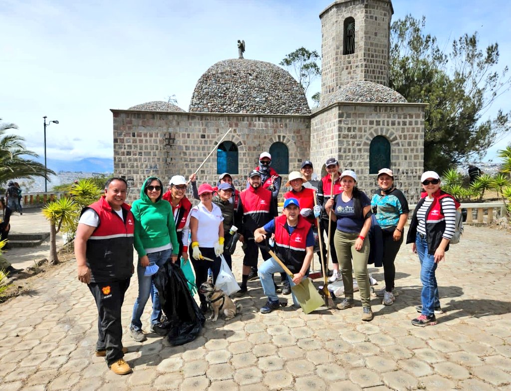 MetrodeQuito's tweet image. 🧹#DoMinga | El Metro de Quito se suma al trabajo comunitario en el cerro Casitagua para dejarlo más limpio y que sea un lugar más seguro, evitando los incendios forestales en este verano. 🔥🪁

#QuitoRenace