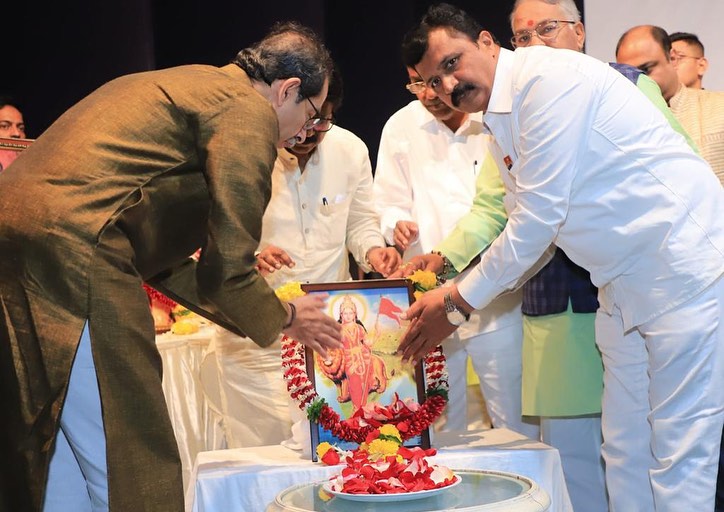 the_yuvasena's tweet photo. आज वांद्रे येथील रंगशारदा सभागृहात शिवसेना (उद्धव बाळासाहेब ठाकरे) आणि संभाजी ब्रिगेड ह्यांचा संयुक्त पदाधिकारी मेळावा पार पडला. महाराष्ट्राच्या कानाकोपऱ्यातून आलेल्या शिवशक्तीशी ह्यावेळी पक्षप्रमुख मा. श्री. उद्धवसाहेब ठाकरे ह्यांनी संवाद साधला. https://t.co/ewww81VpwW