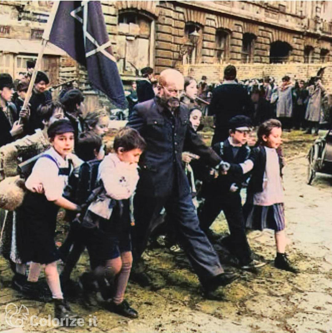 StephenUzzell2's tweet photo. #OTD 81 years ago, Janush Korchak , the head of an orphanage in Warsaw, decided that he would not save his own life and that he would accompany his students to the death camp of Treblinka where they were all were murdered by the Germans and their helpers. https://t.co/EPpRJw6bd7