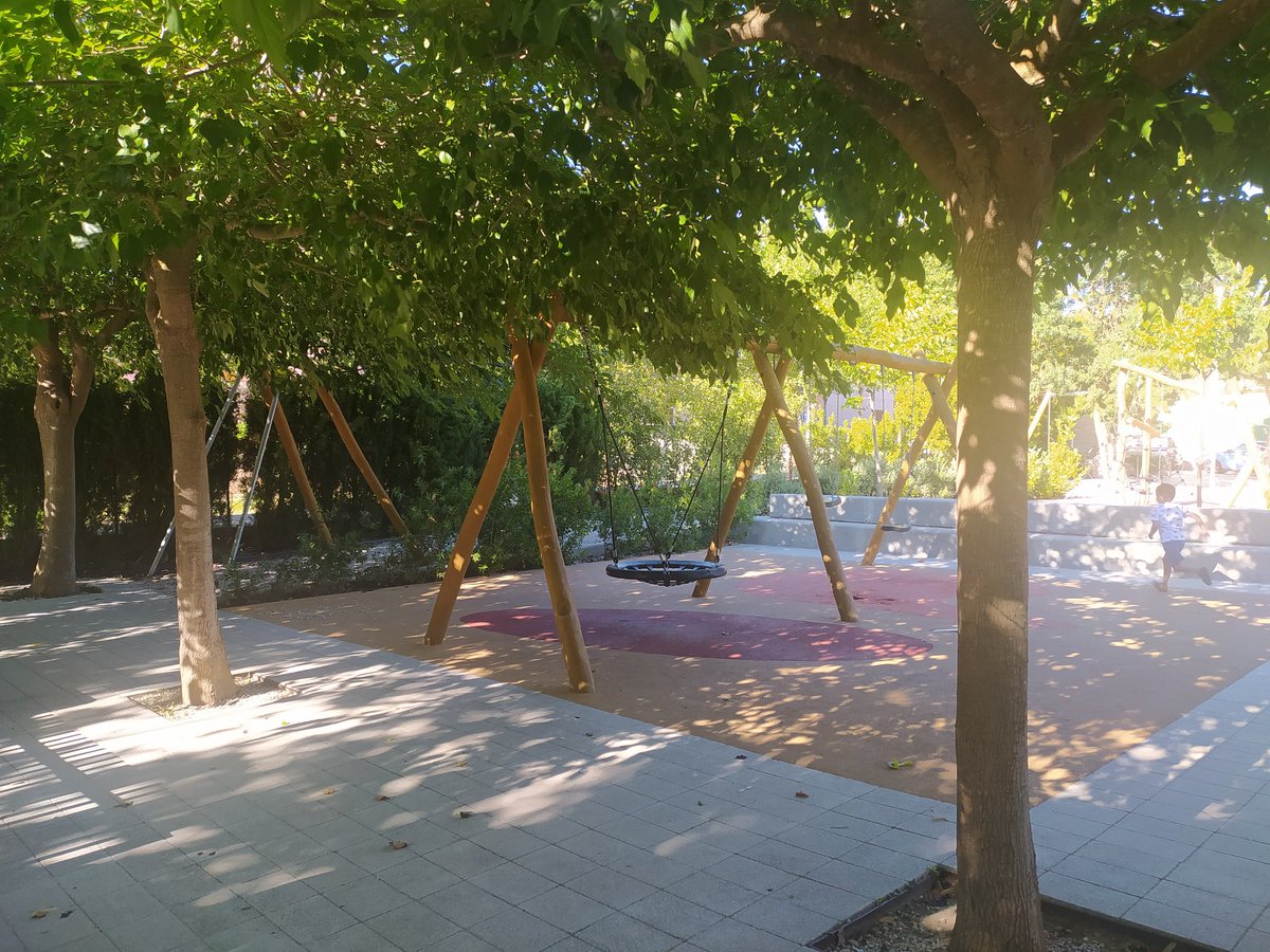xavirodriguez10's tweet photo. @AjCornellaTerri @compromispercor això és el que ens fa falta al #parcinfantil de l'Escola-zona esportiva de #CornellàdelTerri, una bona ombrada de moreres (o qualsevol altra varietat de copa espessa). https://t.co/m4jsqv7JE5