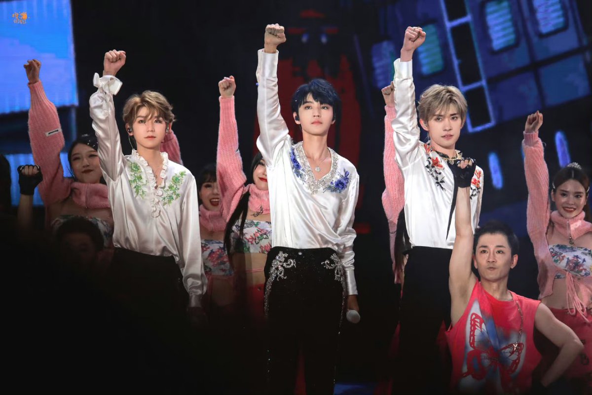 tfboys_rinda's tweet photo. คอนได้สิ้นสุดลงไปแล้วอย่างสวยงามตามคาด🍀🧡

เราจะได้เจอกานอีกไหม!!!!! 😭

สัญญา 10 ปี TFBOYS

 #TFBOYS10thanniversary 
#TFBOYS十年之约演唱会
#TFBOYS十年之约 https://t.co/FsNehnYPFc