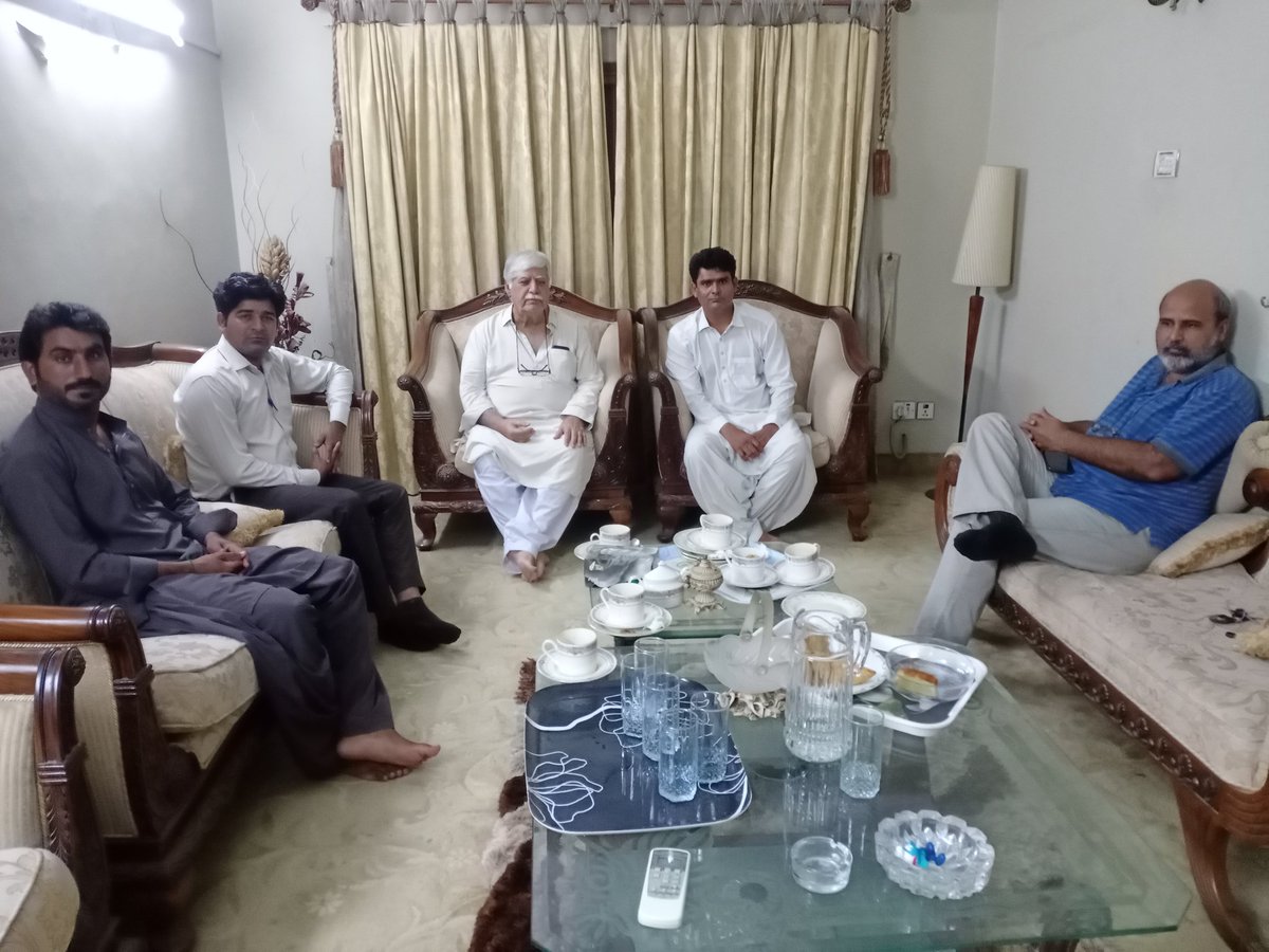 sarangjoyo's tweet photo. آچر جلباڻي جي جبري گمشدگي واري مسئلي تي آواز اٿارڻ لاءِ سنڌ سجاڳي فورم جي وفد جي ايڇ آر سي پي جي ڪو چيئرمين اسد بٽ، ۽ سنڌ جي وائيس چيئرمين قاضي خضر سان ملاقات ڪئي وئي، جنھن تي اسد بٽ ۽ قاضي خضر ايڇ آر سي پي پاران ڀرپور آواز اٿارڻ جي خاطري ڪرائي
#ReleaseAdvocateAachar https://t.co/4DxVCWGaMg