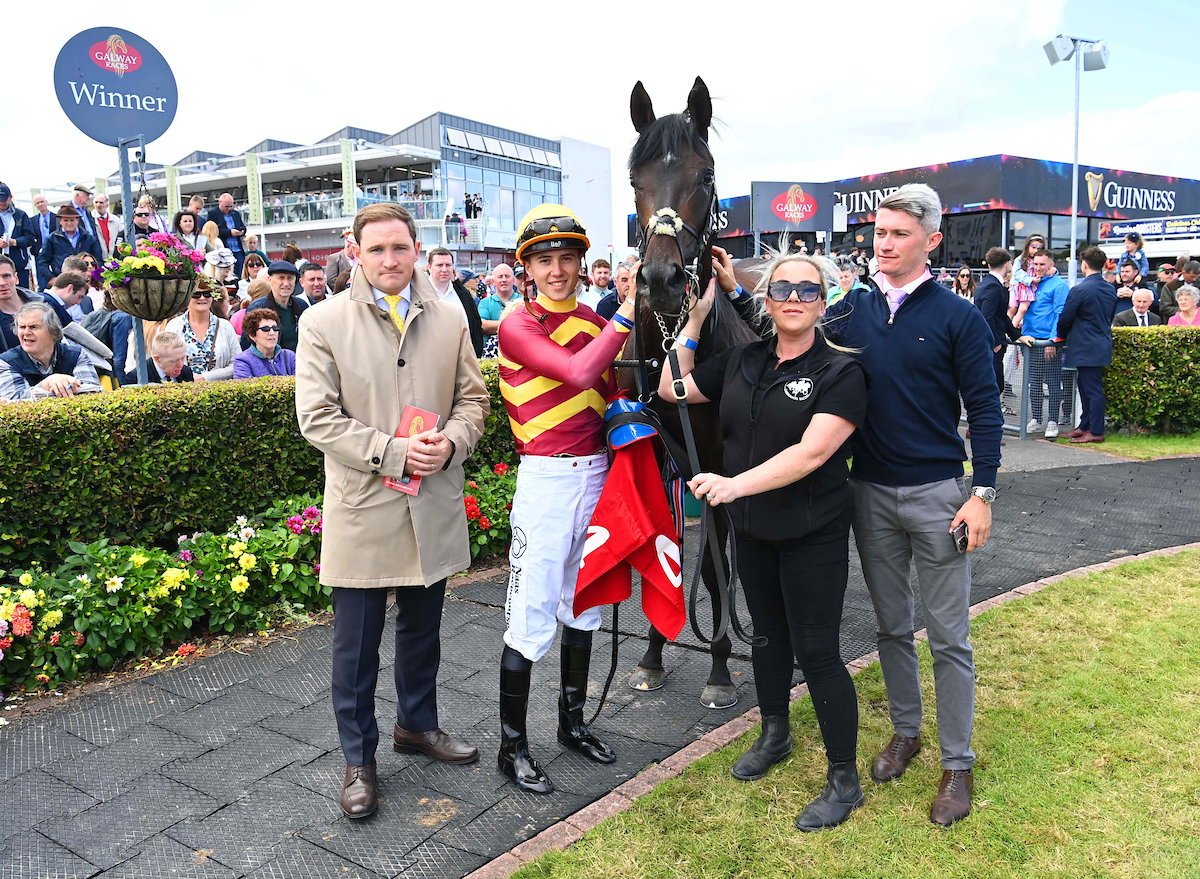 Galway_Races's tweet photo. 🏆6th race: The Kinlay Hostel Irish EBF Auction Series Maiden
Won by: Stromberg
Trained by: Joseph Patrick O'Brien
Ridden by: Dylan Browne McMonagle
Owned by: Teme Valley
👏Congratulations from all the team at Galway Racecourse
📸Healy Racing
#GalwayRaces #RarinToGo #LetsRace https://t.co/9v7wZlF4vT