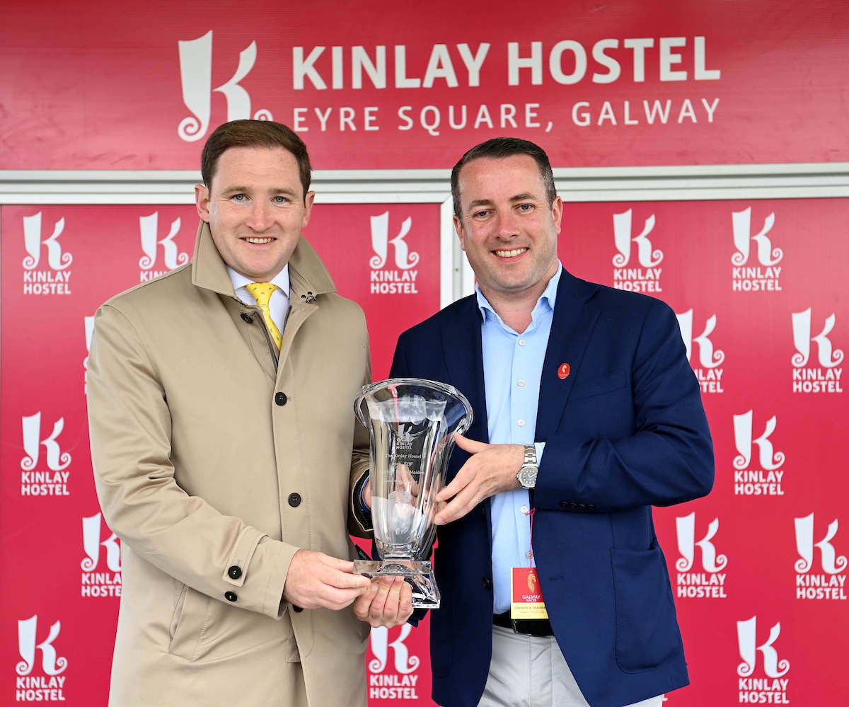 Galway_Races's tweet photo. 🏆6th race: The Kinlay Hostel Irish EBF Auction Series Maiden
Won by: Stromberg
Trained by: Joseph Patrick O'Brien
Ridden by: Dylan Browne McMonagle
Owned by: Teme Valley
👏Congratulations from all the team at Galway Racecourse
📸Healy Racing
#GalwayRaces #RarinToGo #LetsRace https://t.co/9v7wZlF4vT