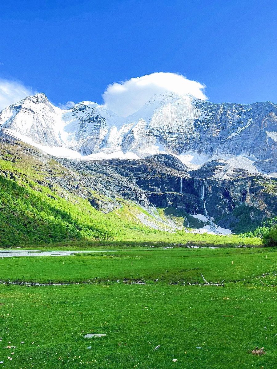 daversifier's tweet image. The scenery is really so beautiful and healing, it's like a wonderland! #hiking #photography #beauty #enjoy #fun #enjoylife  #bluesky  #whiteclouds #grassland #nature