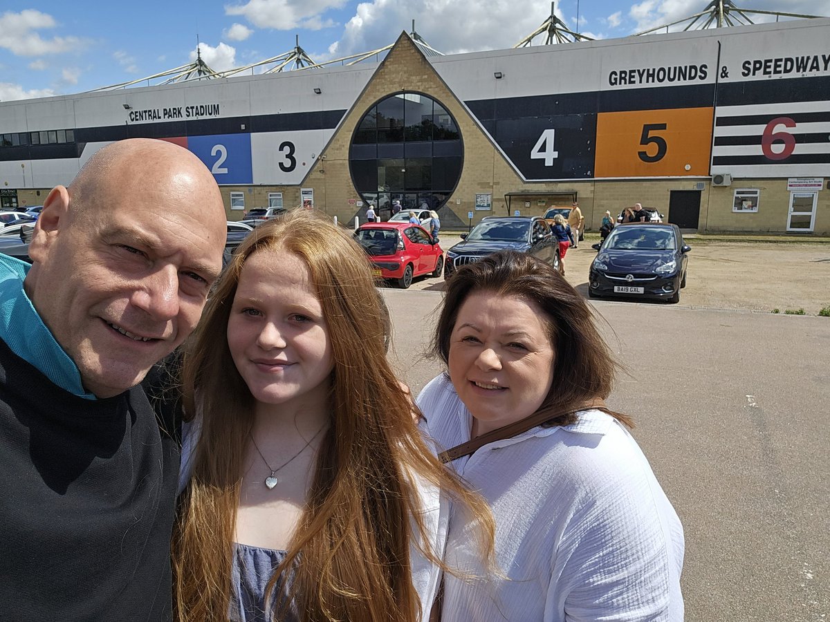 SBaxter77's tweet photo. Quality afternoon at @centralparkdogs #Sittingbourne with @DBaxter76 & @baxter_erynn, a proper old fashioned #DogTrack,would have been even better if the cafe hadn't shut after race 4! Who's idea is that??? So a cheeky @McDonalds was had on the way home! #DogRacing https://t.co/FYBQTVUO87