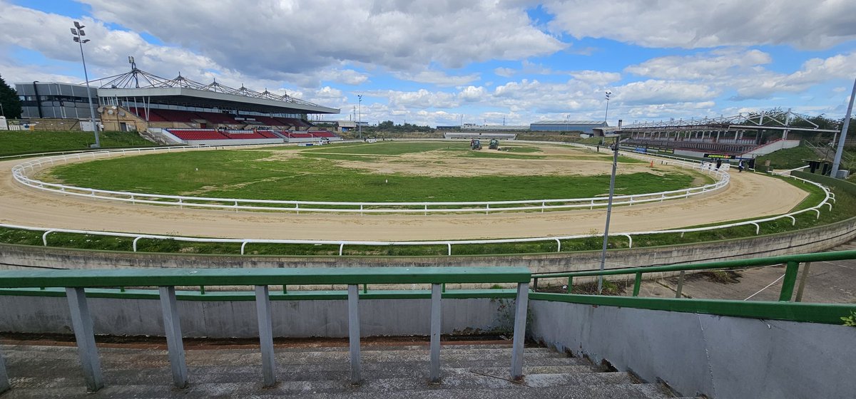 SBaxter77's tweet photo. Quality afternoon at @centralparkdogs #Sittingbourne with @DBaxter76 & @baxter_erynn, a proper old fashioned #DogTrack,would have been even better if the cafe hadn't shut after race 4! Who's idea is that??? So a cheeky @McDonalds was had on the way home! #DogRacing https://t.co/FYBQTVUO87