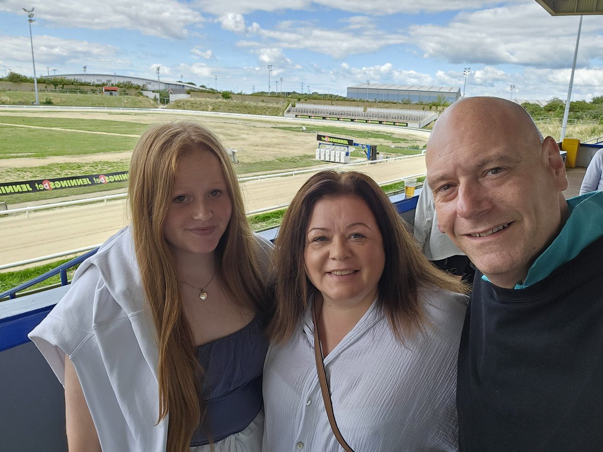 SBaxter77's tweet photo. Quality afternoon at @centralparkdogs #Sittingbourne with @DBaxter76 & @baxter_erynn, a proper old fashioned #DogTrack,would have been even better if the cafe hadn't shut after race 4! Who's idea is that??? So a cheeky @McDonalds was had on the way home! #DogRacing https://t.co/FYBQTVUO87