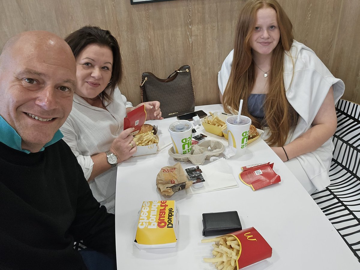 SBaxter77's tweet photo. Quality afternoon at @centralparkdogs #Sittingbourne with @DBaxter76 & @baxter_erynn, a proper old fashioned #DogTrack,would have been even better if the cafe hadn't shut after race 4! Who's idea is that??? So a cheeky @McDonalds was had on the way home! #DogRacing https://t.co/FYBQTVUO87