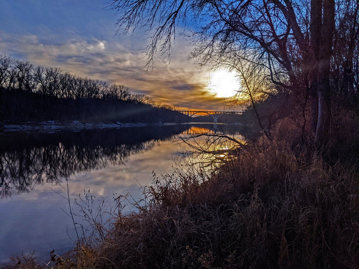 It's #SundaySunsets with new hosts @LiveaMemory @sl2016_sl @FitLifeTravel @leisurelambie! 📸Sun setting over the Minnesota River, Fort Snelling State Park Share your sunsets! @TravelFoodiesTV @suziday123 @VParadisoBCA @SonjaSwissLife @MitchandMarcy @ARealGirlReview