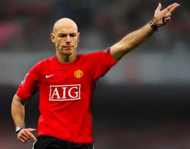 Thought it was quite harsh for the whole of Wembley to boo Howard Webb like that earlier.

I thought he was a fantastic referee