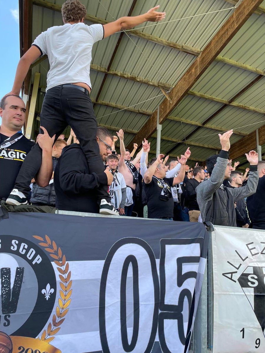 MagicSCOP's tweet photo. Laval - Angers SCO (05/08/2023)

Une quarantaine de Magic présents pour ce premier déplacement de la saison.

Un parcage plein pour un derby attendu depuis 8ans, malheureusement nos joueurs n'ont pas été au niveau.

Rendez vous dès samedi prochain pour le premier match a domicile https://t.co/7kDXn1EwJE