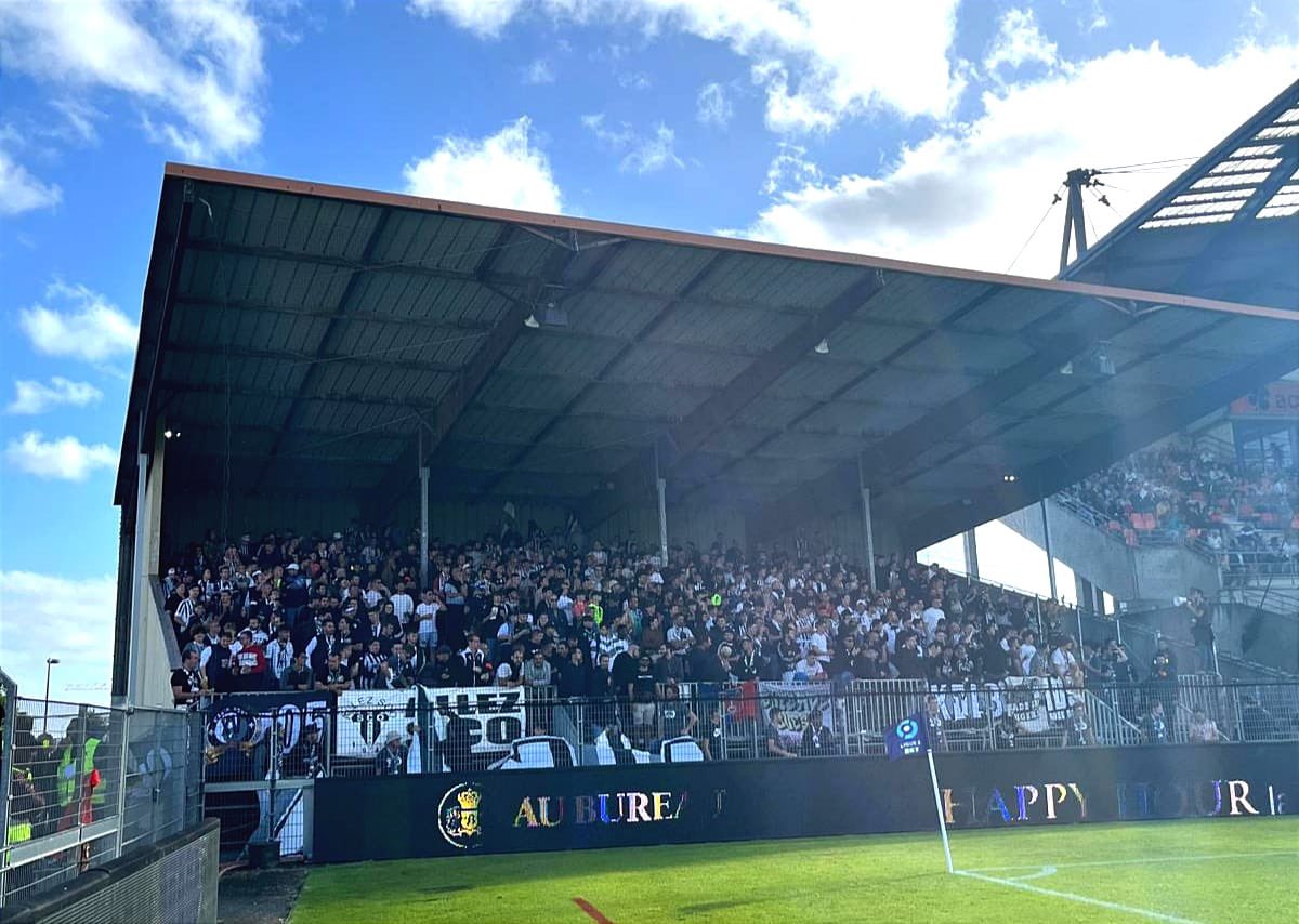 Laval - Angers SCO (05/08/2023)

Une quarantaine de Magic présents pour ce premier déplacement de la saison.

Un parcage plein pour un derby attendu depuis 8ans, malheureusement nos joueurs n'ont pas été au niveau.

Rendez vous dès samedi prochain pour le premier match a domicile