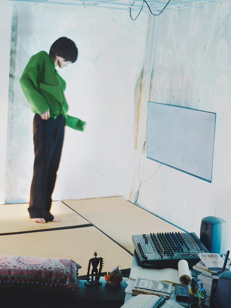 켄시는 어넓골좁의 축복받은 체형이라 (근데188을곁들인) 세미오버핏이나 정핏의 상의에 핀턱 바지 입히면 진짜 2미터 40으로 보임…