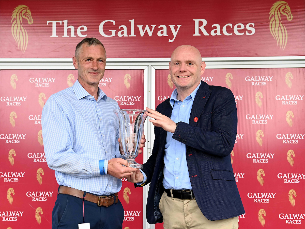 Galway_Races's tweet photo. 🏆7th race: The Ireland West Airport Knock Handicap
Won by: Malbay Madness
Trained by: Emmet Mullins
Ridden by: Colin Keane
Owned by: Emmet Mullins & Paul Byrne
👏Congratulations from all the team at Galway Racecourse
📸Healy Racing
#GalwayRaces #RarinToGo #LetsRace https://t.co/4EAVkEdYWz