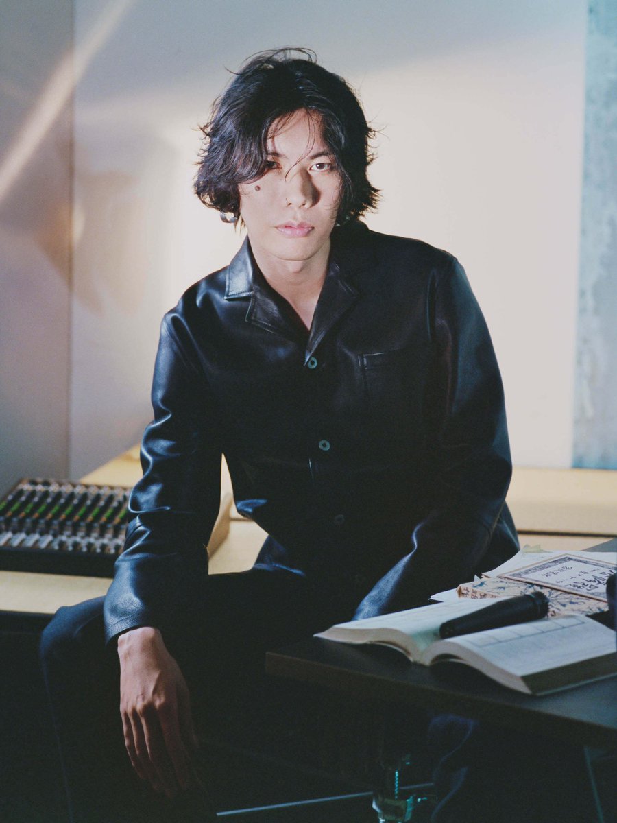 米津玄師씨는 눈에 핏줄도 없이 아주 깨끗한 흰자일 듯 합니다…