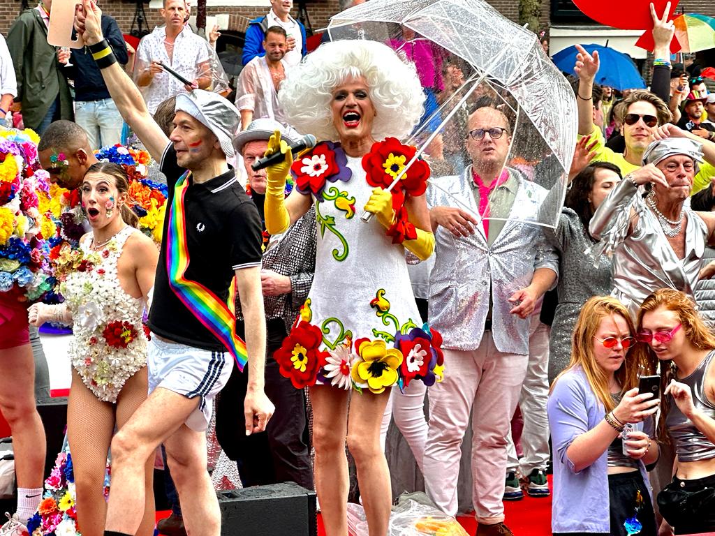 ZONNETJE IN HUIS- Ondanks de regen of misschien juist omdat het zo regende heb ik tijdens de Canal Parade met volle en dolle overgave geprobeerd het zonnetje in huis te zijn 😍