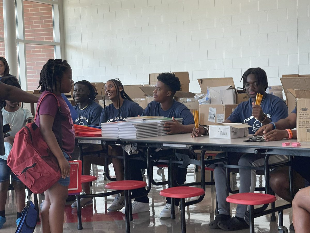 Myron Dunklin 3 💫 ATH WR (@myrondunklin10) on Twitter photo On yesterday me and my brother was able to help with <a href="/VelusJr/">Velus Jones Jr.⚡️</a> backpack drive <a href="/DemaronDunklin/">Demaron Dunklin</a> On yesterday me and my brother was able to help with <a href="/VelusJr/">Velus Jones Jr.⚡️</a> backpack drive <a href="/DemaronDunklin/">Demaron Dunklin</a>