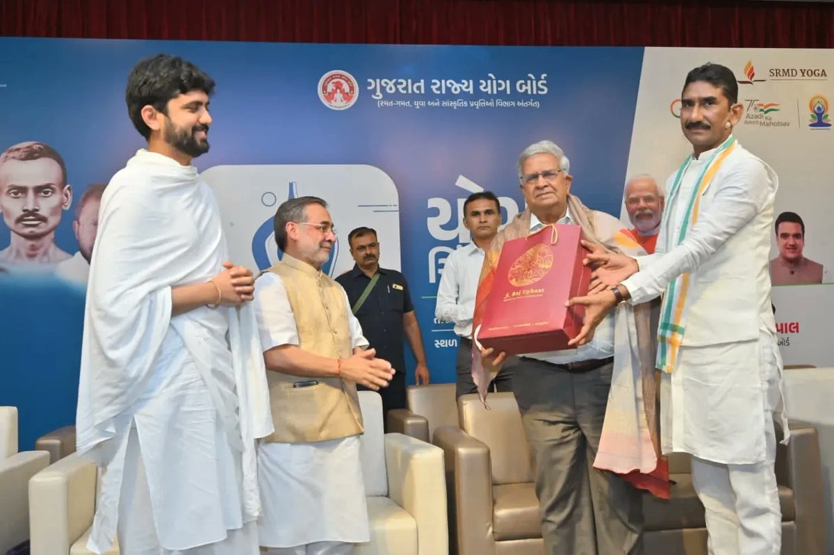 Sheeshpal_Yog's tweet photo. શ્રીમદ રાજચંદ્ર આશ્રમ ધરમપુર ખાતે નાણાં,ઊર્જા અને પેટ્રોલિયમ મંત્રી માન.શ્રી કનુભાઈ દેસાઈ સાહેબની અધ્યક્ષતામાં અને MLA શ્રી જીતુભાઈ ચૌધરી,બ્રહ્મવાદીની સુ.શ્રી હેતલદીદી,રાજચંદ્ર આશ્રમના ટ્રસ્ટીગણ, આત્માર્પિત અપૂર્વજીની ઉપસ્થિતિમાં દક્ષિણ ગુજરાત યોગ ચિંતન બેઠકનું આયોજન થયું. https://t.co/615vMiCzWj