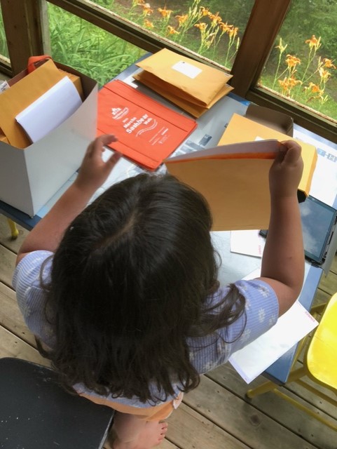 SashbearOrg's tweet image. Connecting families is an important part of Sashbear's mission.
 
Carolyn, an FC facilitator, turns preparing thank-you packages for donors into a family affair. This little helper already knows the importance of the orange wave! 

#FamilyConnections #Sashbear #EndTheStigma