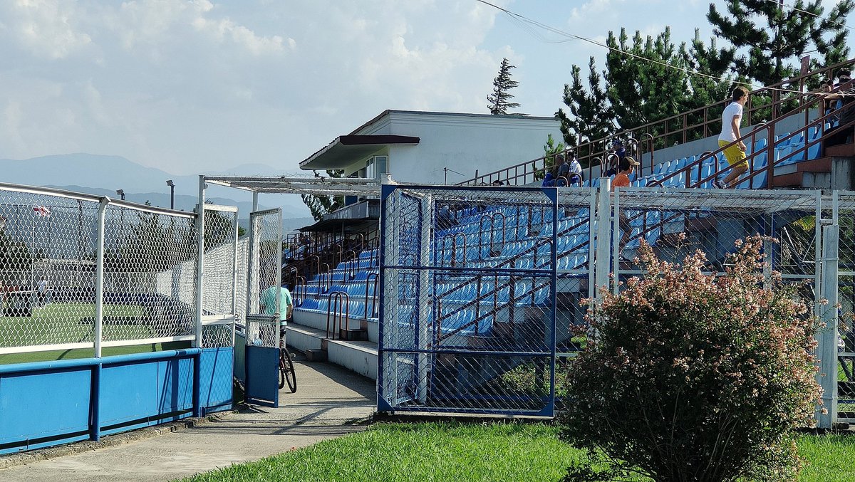 PuckJansen1954's tweet photo. Aan het begin van de wedstrijd #FcSamtredia - #FcTelavi 0-2 was het vechten voor een plek in de schaduw. De 40 graden werden net aangetikt. #Samtredia verloor deze degradatie wedstrijd en gaat het nog moeilijk krijgen de rest van het seizoen. https://t.co/QCvX5s5rZR