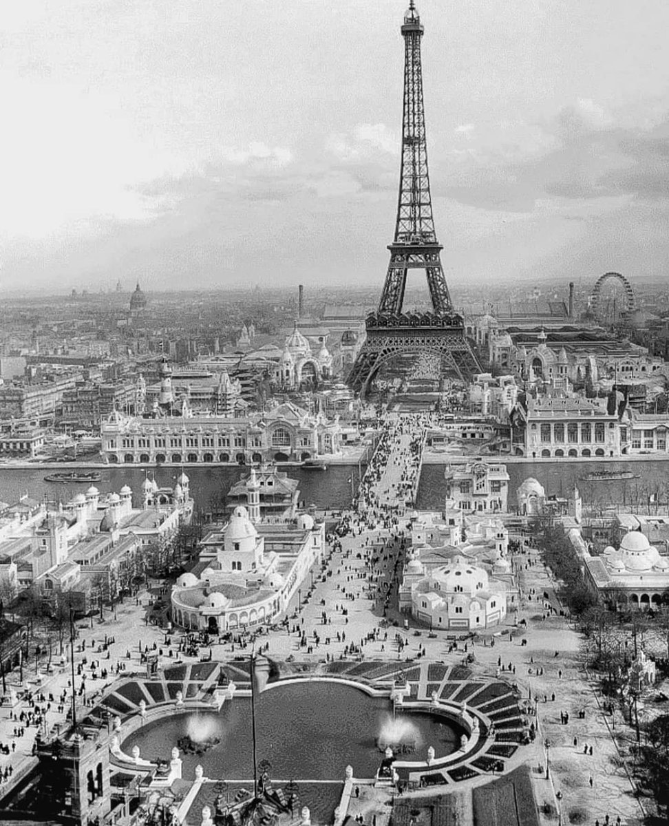 La Tour Eiffel à l'Exposition Universelle. 
1900. Paris