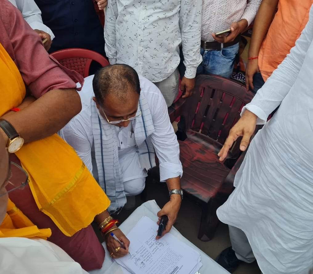 umakantsinghMla's tweet photo. हस्ताक्षर अभियान से बिहार बदलने का ऐलान!
आज भाजयुमो सुगौली द्वारा आयोजित महागठबंधन सरकार के खिलाफ हस्ताक्षर अभियान में माननीय सांसद @sanjayjaiswalMP जी एवं पार्टी कार्यकर्ताओं के साथ हस्ताक्षर कर विरोध दर्ज किया।
#SignAgainstNitishGovt https://t.co/XhbMTAL43Y