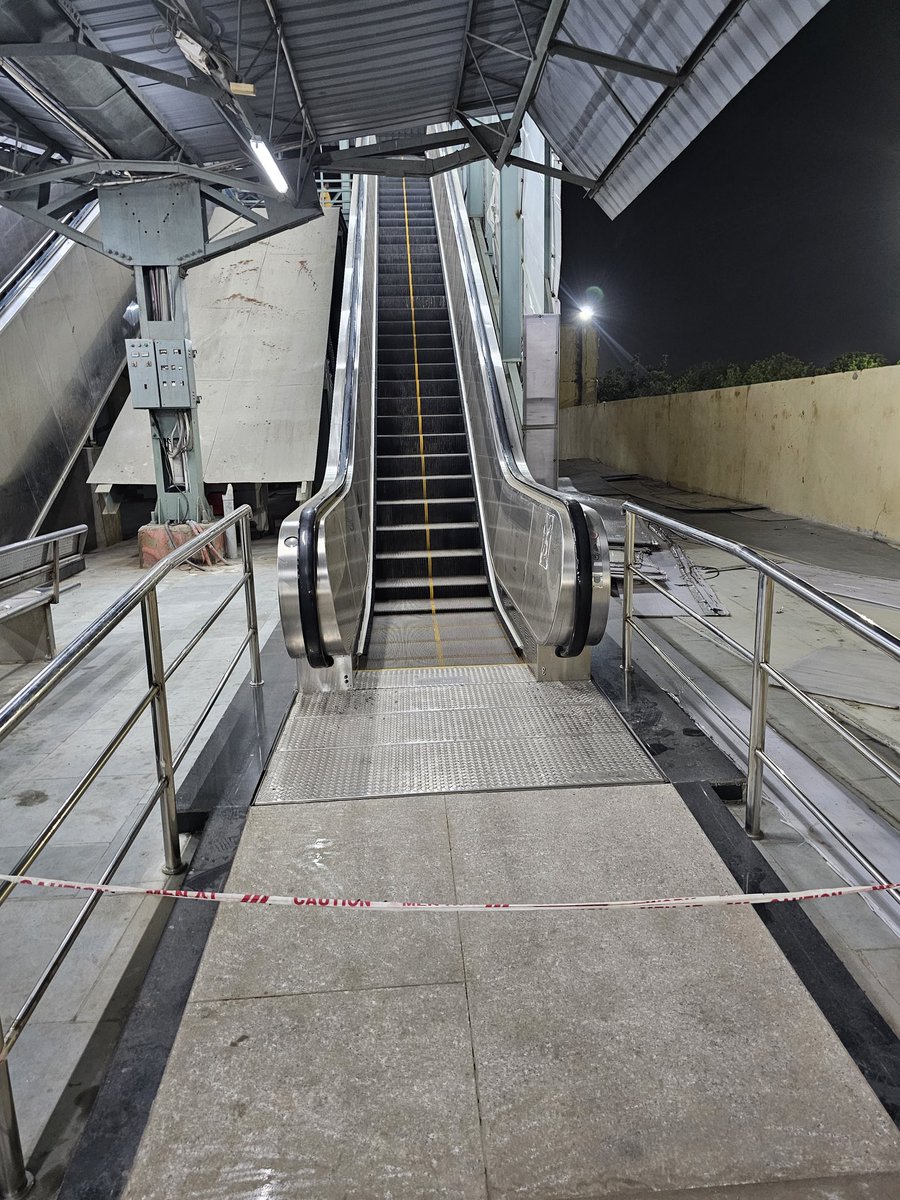 iMehulThacker's tweet photo. Dear @AshwiniVaishnaw 
Your work will not be appreciated on the basis of degree you studied

This is gandhidham junction where esclated stairs are made from years but still not working
This is a kind of corruption railways is doing
If u really have interest plz look into d matter https://t.co/PEgkIezoZK