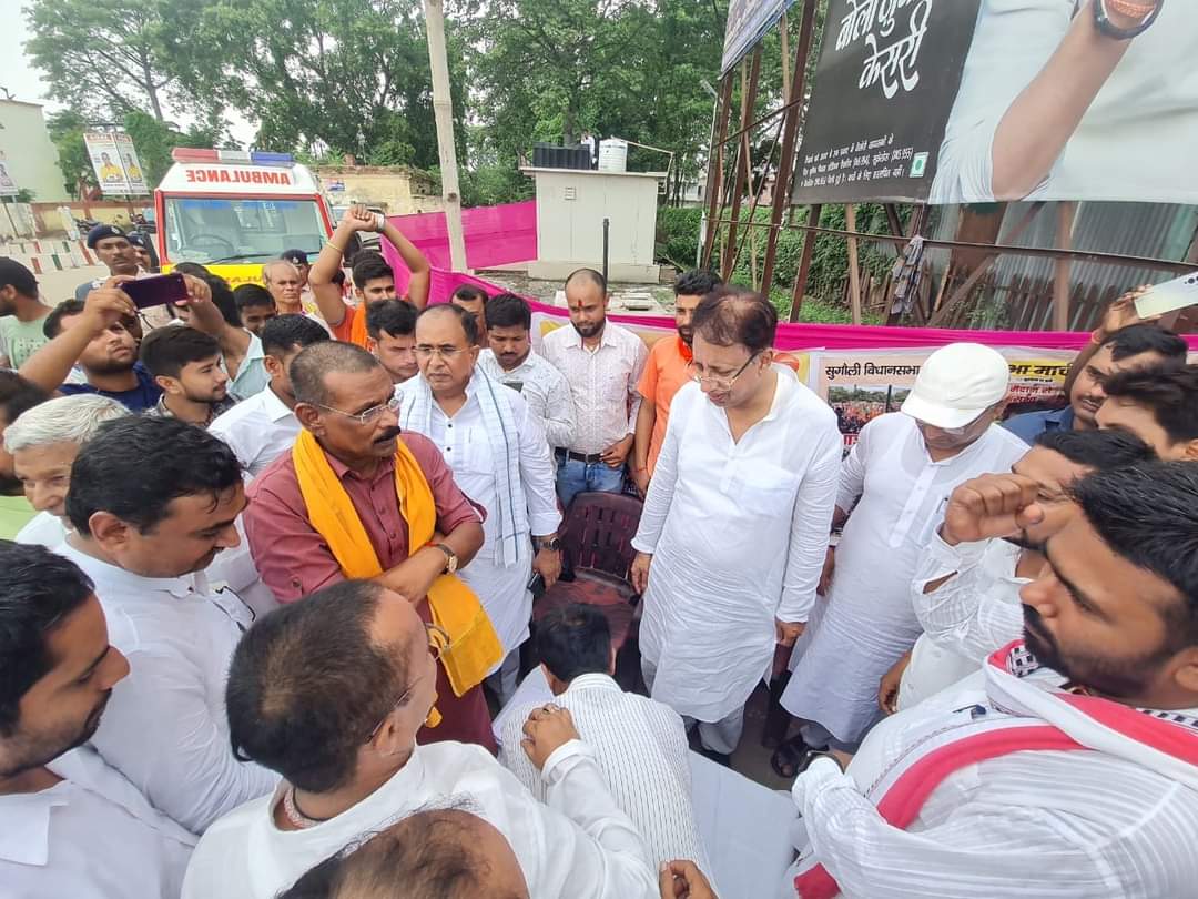 umakantsinghMla's tweet photo. हस्ताक्षर अभियान से बिहार बदलने का ऐलान!
आज भाजयुमो सुगौली द्वारा आयोजित महागठबंधन सरकार के खिलाफ हस्ताक्षर अभियान में माननीय सांसद @sanjayjaiswalMP जी एवं पार्टी कार्यकर्ताओं के साथ हस्ताक्षर कर विरोध दर्ज किया।
#SignAgainstNitishGovt https://t.co/XhbMTAL43Y
