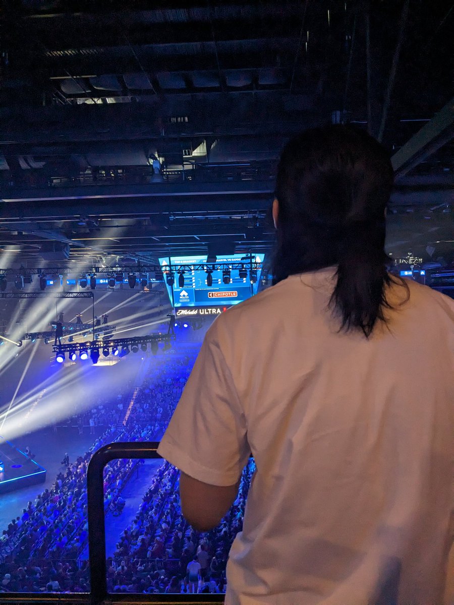 takaNakayama's tweet photo. My friend Peter is on the screen, and I'm thrilled to see the games at the venue with UMVC3 director, Nara san. https://t.co/JNUkV8oSge