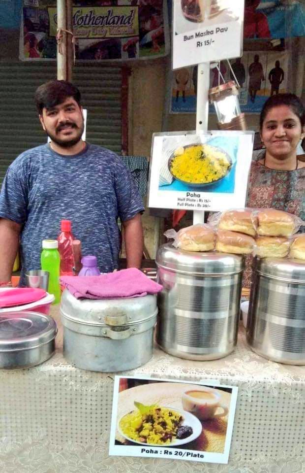 चेहरे पर मुस्कान लिए हाई सोसाइटी में रहने वाला यह कपल अपनी कुक की हेल्प करने के लिए सुबह मुंबई में स्टाल लगाकर पाव भाजी पोहा परांठा डोसा उपमा बेचता है ताकि पैरालिसिस से पीड़ित कुक के पति की सहायता हो सके...!
यह समान इनकी कुक बनाती है और यह लोग बेचते हैं और सारी कमाई अपनी कुक को