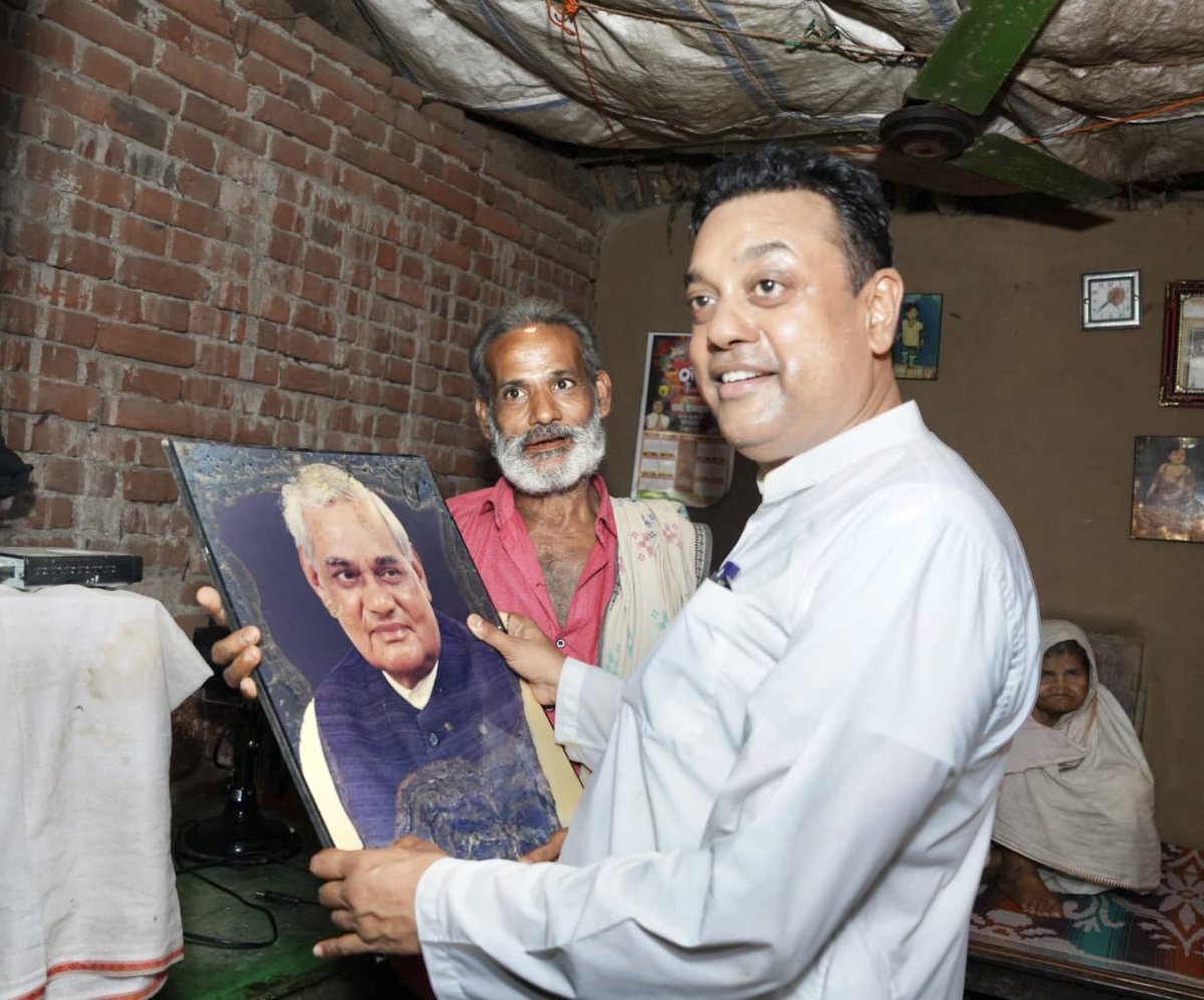 sambitswaraj's tweet photo. श्रद्धेय अटल जी का सम्पूर्ण जीवन राष्ट्र के प्रति समर्पित रहा, उनकी कविताएं, आदर्श राजनीतिक जीवन व विचार हमारे लिए प्रेरणापुंज स्वरुप है।

आज पुरी के सत्यवादी विधानसभा क्षेत्र के बीररामचंद्रपुर ग्राम पंचायत के उपचुनाव में जनसंपर्क के दौरान जनसंघ काल से पार्टी के वरिष्ठ कार्यकर्ता रहे आदरणीय हरिहर मिश्र जी के घर पर लगी अटल जी की तस्वीर को देख उनसे जुड़ी यादें ताजा हो गईं।