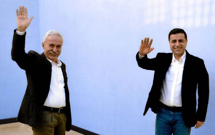 Sevgili Selahattin Demirtaş ve değerli hocamız Adnan Selçuk Mızraklı’yı Edirne Cezaevi’nde ziyaret ettik. Değerli halkımıza ve tüm dostlara selamları var. Selçuk Hoca’nın ayrıca Devlet Bahçeli’ye özel bir mesajı var. 

Adnan Selçuk Mızraklı: “Amed Surları çok bedbahtlar, çok