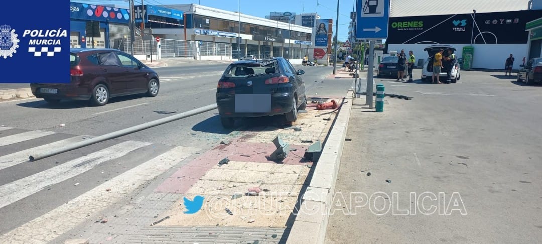 MurciaPolicia's tweet photo. 🚨 Esta mañana, dotación de Barrios intervine con un conductor que se salió de la vía, arrancando un 🚦, una farola y una boca de incendios #Ranero
 Por suerte, no hay daños personales
 Se ha avisado a los servicios pertinentes para subsanar los daños, el conductor da➕ en drogas https://t.co/GgUr4Y2BBF