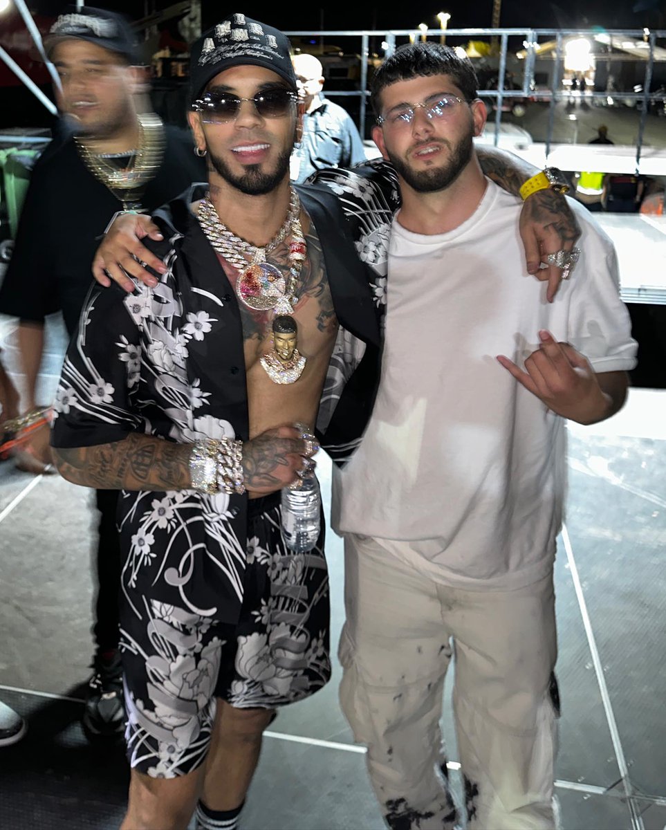 legendanuel's tweet photo. No se quien carajo es Jopa pero cumplió uno de sus mayores sueños, conocer a Anuel AA, CRACK 👏🏼. https://t.co/4uX6M5bAfX
