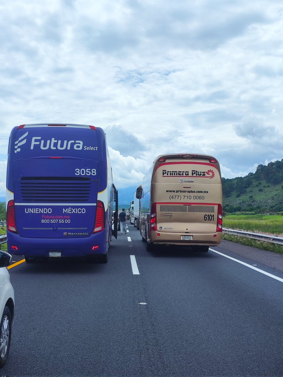 JoseGpeAG's tweet photo. @GN_Carreteras Nos encontramos completamente detenidos a 10 km de la caseta de cobro de Zinapecuaro dirección CDMX, no sabemos qué haya pasado ojalá nos puedan ayudar, la fila ya es enorme!

https://t.co/maPLPWieen https://t.co/vXvdurQ8ob