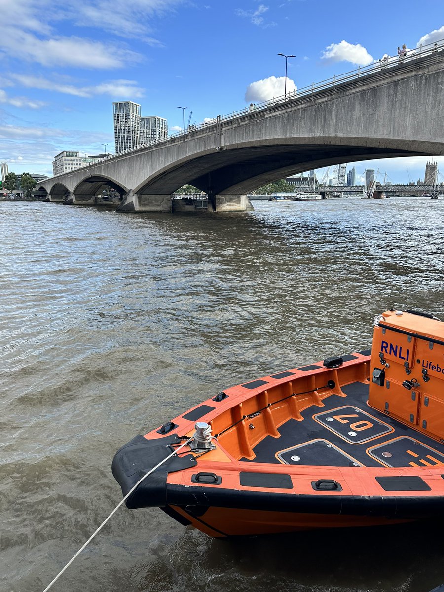 When the lions are drinking London’s sinking… 😉 

#springtide #hightide #rnli #london