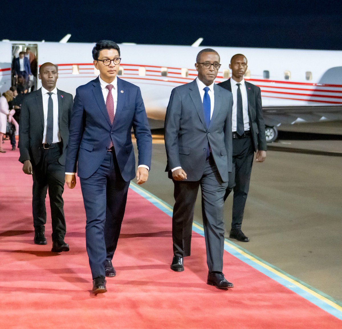 🚨AMAKURU MASHYA🚨

Ku mugoroba wo kuri iki Cyumweru tariki 6 Kanama mu 2023, Perezida wa Madagascar, Andry Rajoelina yageze mu Rwanda mu ruzinduko rw’akazi.

Ku Kibuga Mpuzamahanga cy’Indege cya Kigali, Perezida Andry Rajoelina yakiriwe na Minisitiri w’Ububanyi n’Amahanga w’u
