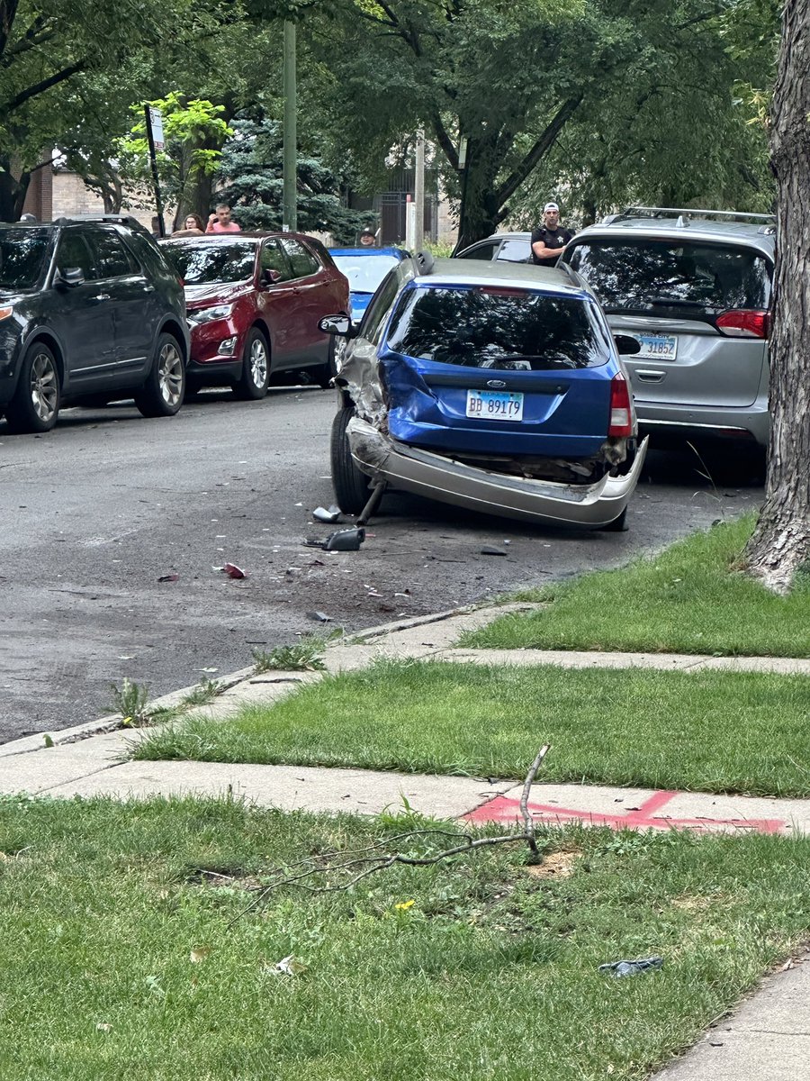 Logan Square police chase. Smashed cars on Koz Park. 
Crims escaped. #chicago #logansquare