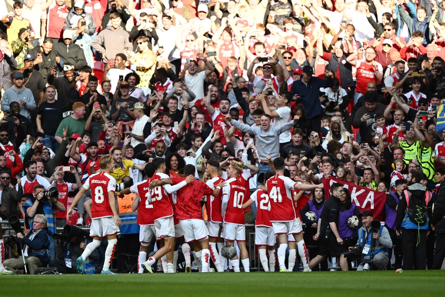 The Arsenal players celebrate Vieira's penalty to win us the Community Shield.