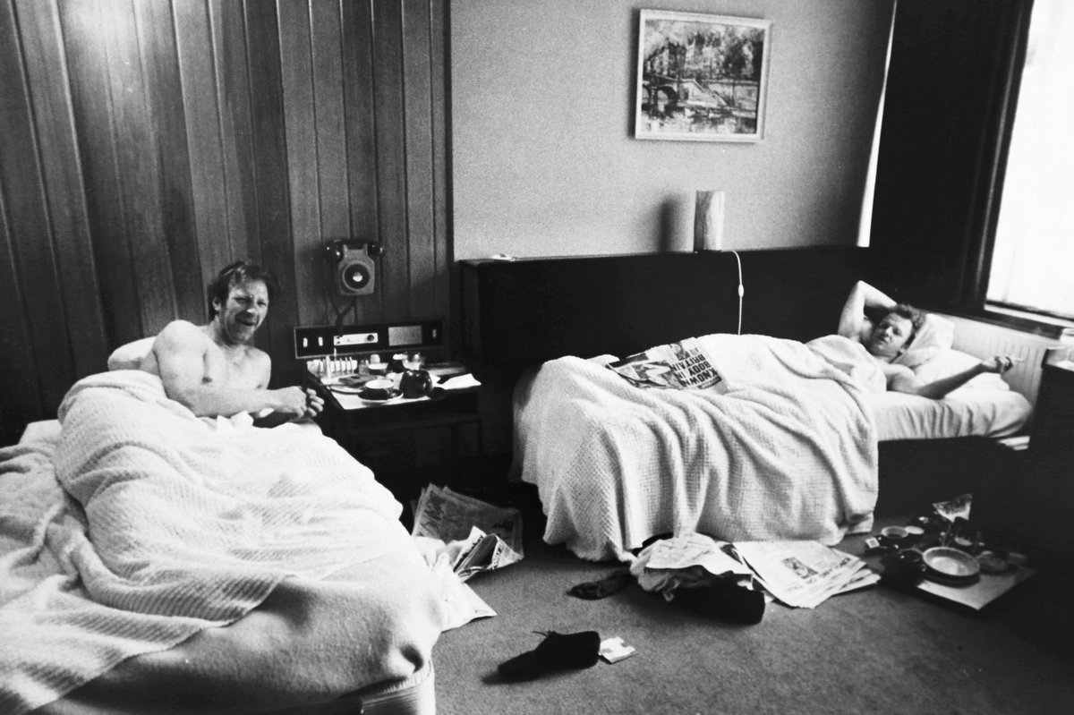 🏆 Jack Charlton &amp; Billy Bremner, the morning after winning the FA Cup for #LUFC. 

📸 John Varley 

🔗 varleymedia.com/product-page/t…