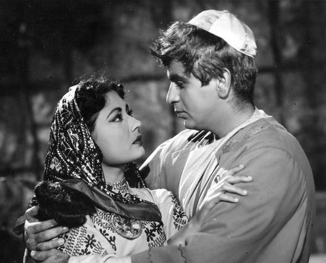 FilmHistoryPic's tweet photo. “ye mera deewaanapan hai
ya muhabbat ka suroor
tu na pehchaane to hai yeh
teri nazron ka qusoor..”

by Shailendra, Mukesh, Shankar Jaikishan

(1958) Meena Kumari and Dilip Kumar in Bimal Roy's 'Yahudi' https://t.co/d0IctDybTy