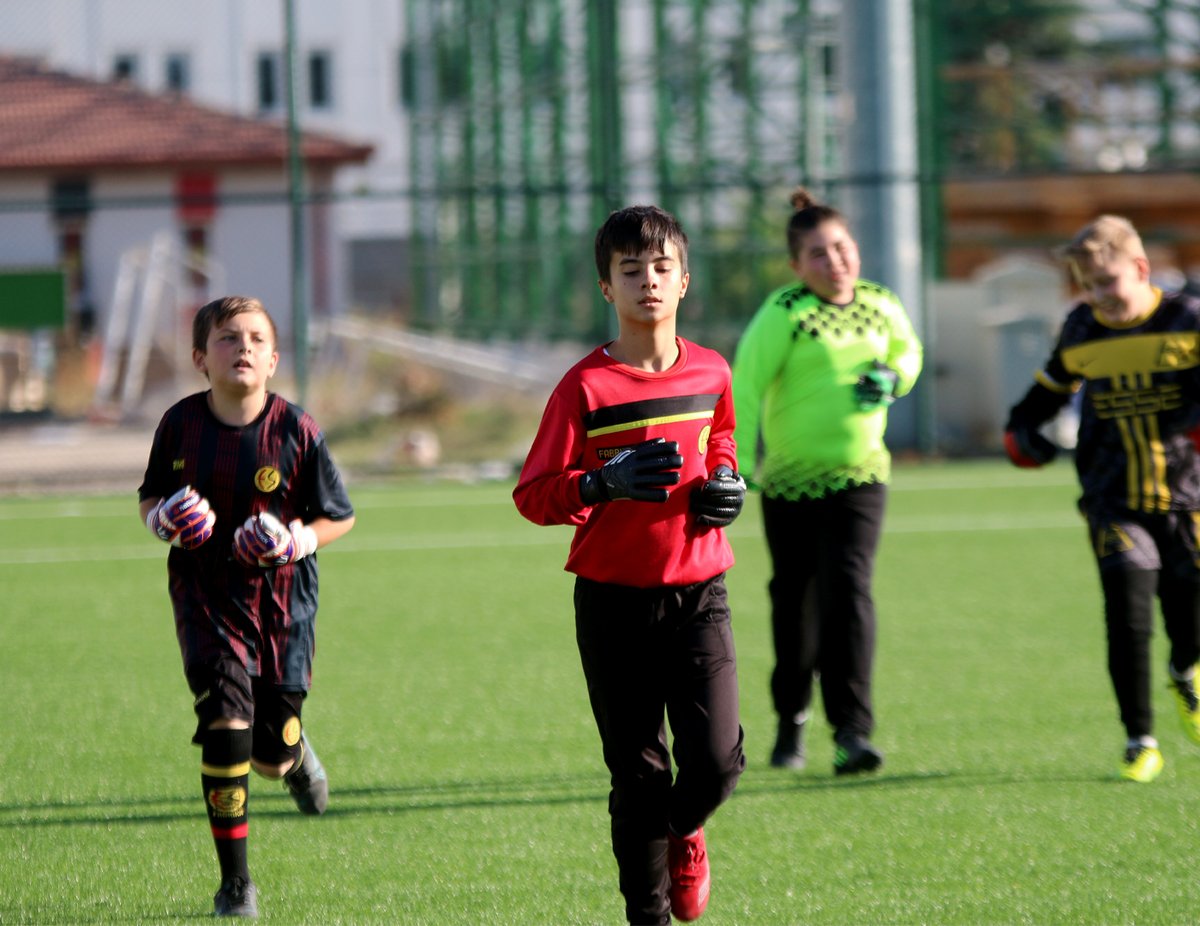fabrikaakademi's tweet photo. Fabrika Futbol Okulu antrenmanlarımız devam ediyor!

Siz de çocuğunuzu bu eğlenceli ve öğretici yolculuğumuza dahil etmek isterseniz, iletişim bilgilerimizden bize ulaşabilirsiniz. 👇🏼

Detaylı Bilgi İçin: 0546 124 2626
Kayıt İçin: Eskişehirspor Vali Hanefi Demirkol Tesisleri https://t.co/SWTj3vnNeG