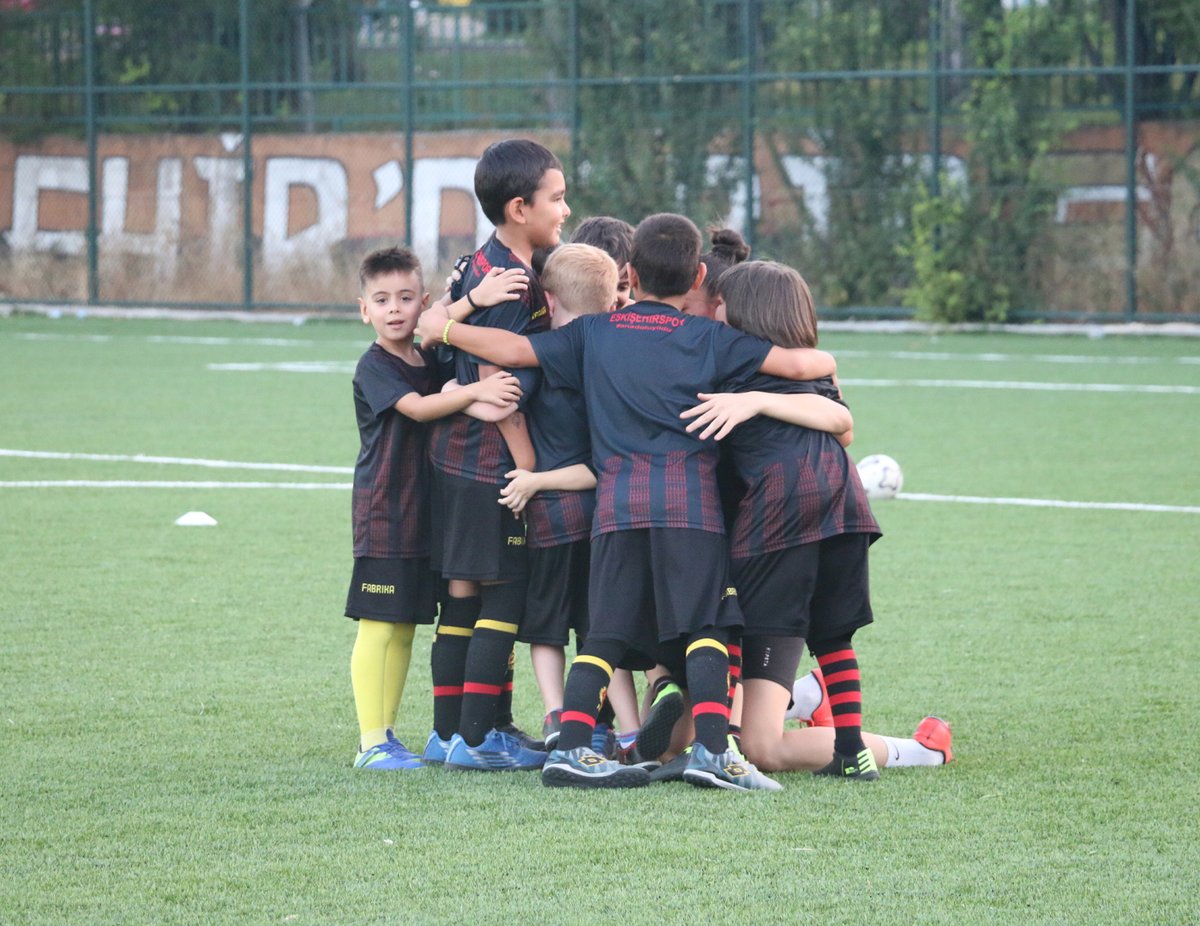 fabrikaakademi's tweet photo. Fabrika Futbol Okulu antrenmanlarımız devam ediyor!

Siz de çocuğunuzu bu eğlenceli ve öğretici yolculuğumuza dahil etmek isterseniz, iletişim bilgilerimizden bize ulaşabilirsiniz. 👇🏼

Detaylı Bilgi İçin: 0546 124 2626
Kayıt İçin: Eskişehirspor Vali Hanefi Demirkol Tesisleri https://t.co/SWTj3vnNeG