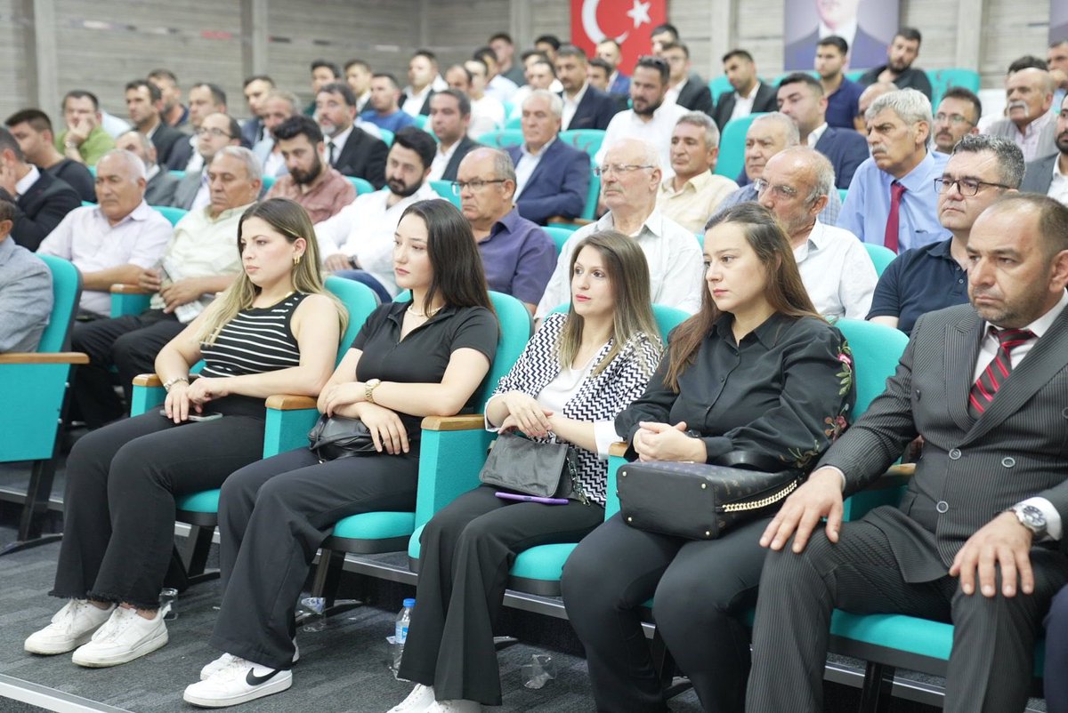 Sincan İlçemizden gelen vatandaşlarımız İl Başkanımız Sn. Alparslan Doğan'a hayırlı olsun ziyaretinde bulundular. Üye kayıtlarını tamamlayarak çağrımıza kulak veren, destek olan vatandaşlarımıza teşekkür ederiz.
